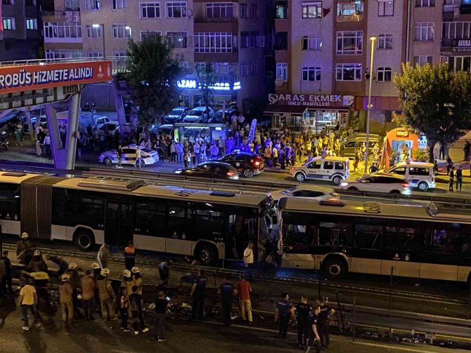 Avcılar’da Metrobüsler Kafa Kafaya Çarpıştı: 42 Yaralı