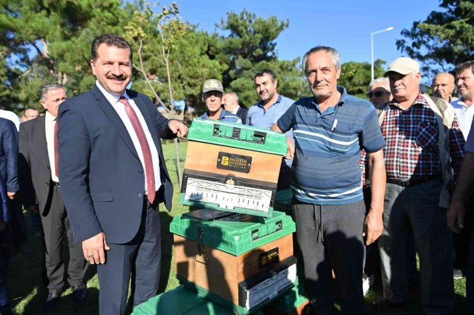 Balıkesir Büyükşehirden Üreticiye 3 Bin Kovan Desteği