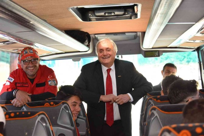 Başkan Bakkalcıoğlu Öğrencileri Kampa Uğurladı