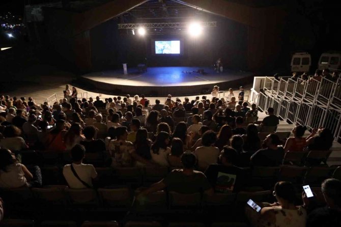 “Bir Merhaba Yaraşır” Oyununa Yoğun İlgi