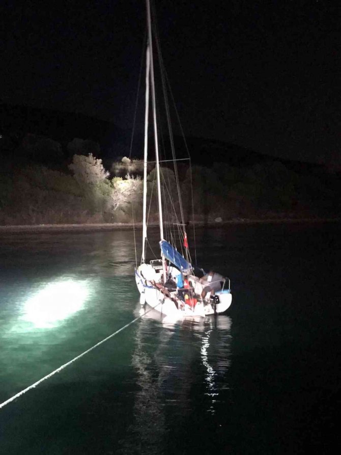 Çanakkale Boğazı’nda Karaya Oturan Tekne Kurtarıldı