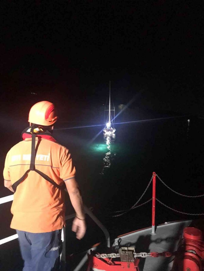 Çanakkale Boğazı’nda Karaya Oturan Tekne Kurtarıldı