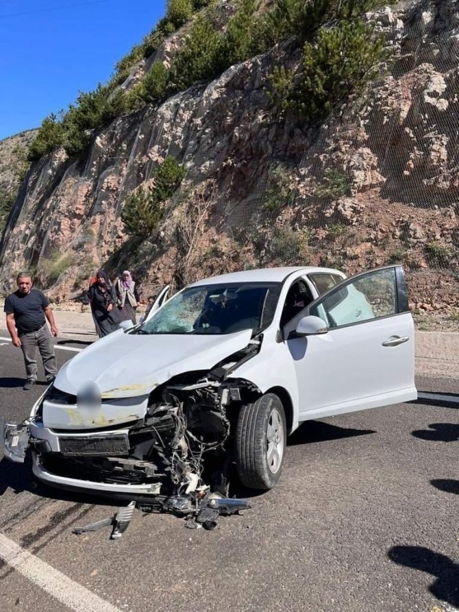 Çankırı’da Otomobil Bariyerlere Çarptı: 2 Yaralı