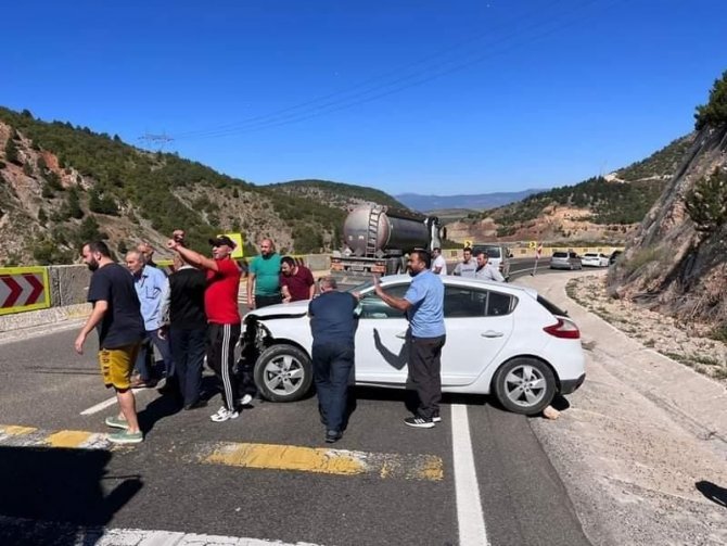 Çankırı’da Otomobil Bariyerlere Çarptı: 2 Yaralı