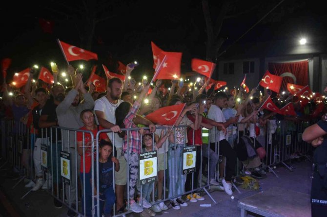 Melek Mosso Gömeç’i Salladı