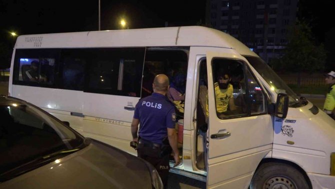 Kaçakları Taşıdığı Düşünülen Minibüsten Mevsimlik Tarım İşçileri Çıktı