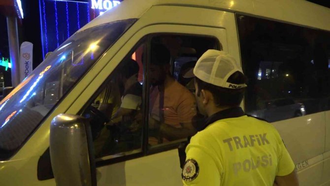 Kaçakları Taşıdığı Düşünülen Minibüsten Mevsimlik Tarım İşçileri Çıktı