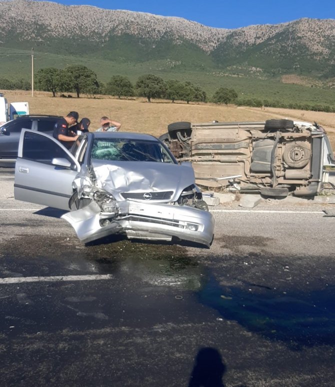 Otomobil Makas Atan Hafif Ticari Araca Çarptı; 1 Yaralı