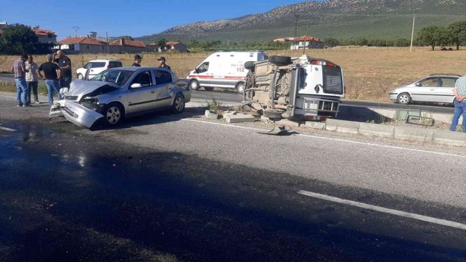Otomobil Makas Atan Hafif Ticari Araca Çarptı; 1 Yaralı