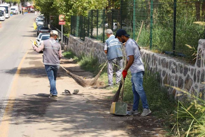 Yenişehir’de Gece, Gündüz Temizlik Devam Ediyor