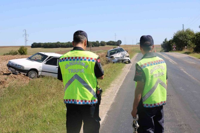 Edirne’de 2 Otomobilin Çarpışması Sonucu 4 Kişi Yaralandı