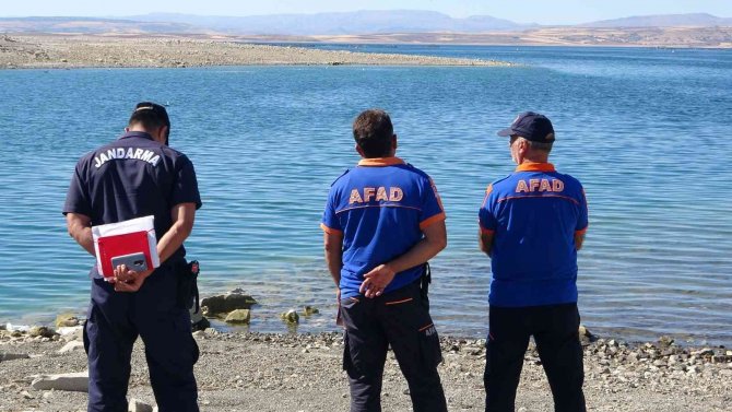 Elazığ’da Tekne Battı: Tekneyle Birlikte Suda Kaybolan Şahsı Arama Çalışmaları Sürüyor