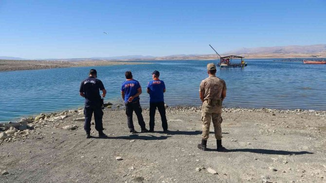 Elazığ’da Tekne Battı: Tekneyle Birlikte Suda Kaybolan Şahsı Arama Çalışmaları Sürüyor