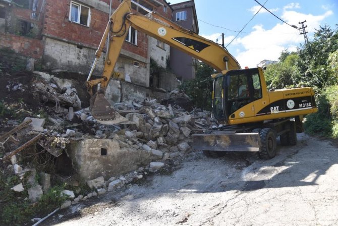 Giresun’da Metruk Binalar Yıkılıyor