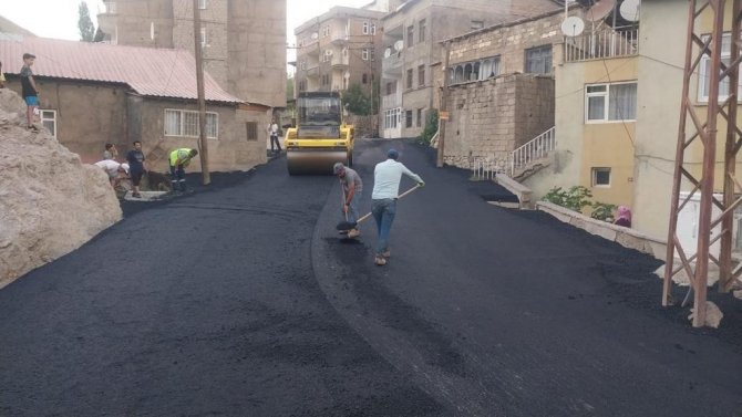 Hakkari’de Asfalt Ve Parke Taşı Çalışmaları Devam Ediyor