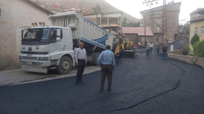 Hakkari’de Asfalt Ve Parke Taşı Çalışmaları Devam Ediyor