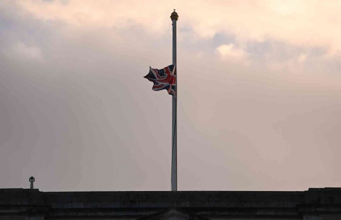 Kraliçe Elizabeth’in Sevenleri Buckhingham Sarayı’nın Önüne Çiçek Bırakıyor