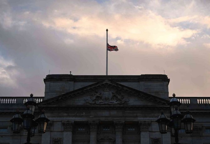Kraliçe Elizabeth’in Sevenleri Buckhingham Sarayı’nın Önüne Çiçek Bırakıyor