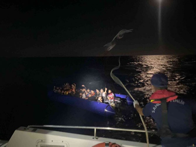 İ̇zmir Açıklarında 75 Düzensiz Göçmen Yakalandı