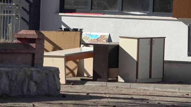 Karabük’te Valilikten Parasını Alamayan Müteahhit Okulun Kapılarını Kilitledi