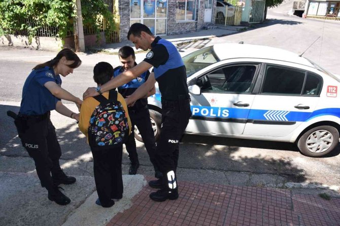 Polisler Öğrencilere Çanta Dağıttı