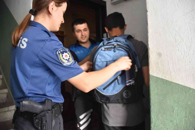 Polisler Öğrencilere Çanta Dağıttı
