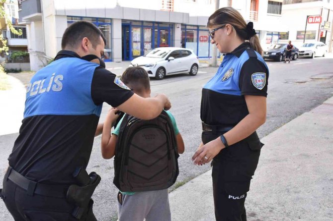 Polisler Öğrencilere Çanta Dağıttı