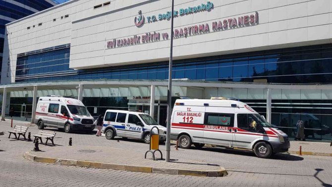 Bariyere Çarpan Otomobildeki 2 Kişi Yaralandı