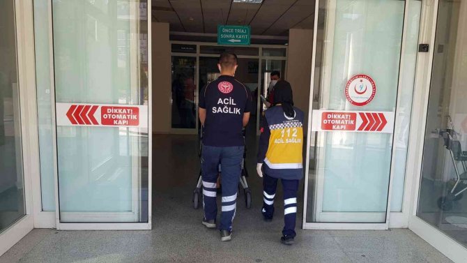 Bariyere Çarpan Otomobildeki 2 Kişi Yaralandı