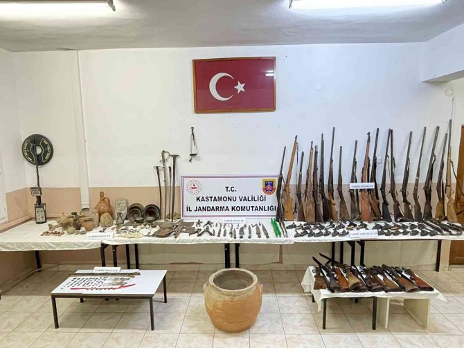 Jandarmanın Baskın Düzenlediği Evden Çıkanlar Şoke Etti: Bu Evde Ne Ararsanız Var