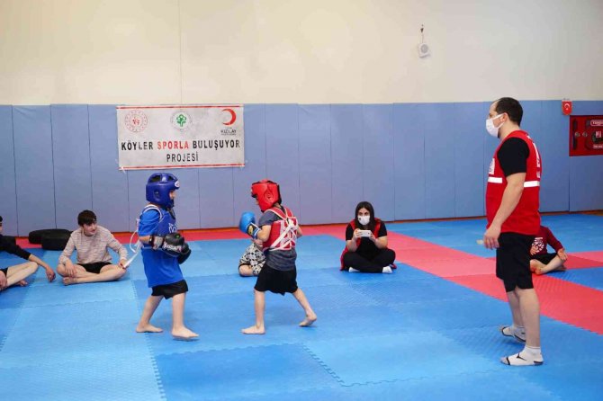 Bu Proje Köydeki Çocukları Sporla Tanıştırıyor