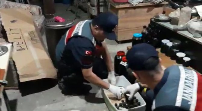Jandarmanın Baskın Düzenlediği Evden Çıkanlar Şoke Etti: Bu Evde Ne Ararsanız Var