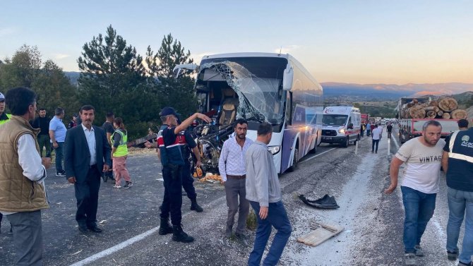 Kastamonu’da Yolcu Otobüsü İle Traktör Çarpıştı: Ölü Ve Yaralılar Var