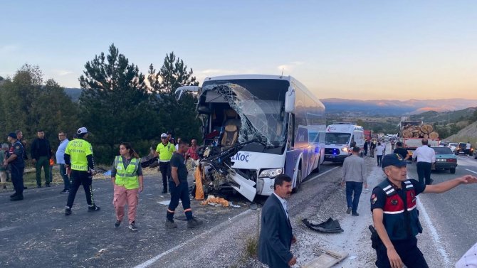 Kastamonu’da Yolcu Otobüsü İle Traktör Çarpıştı: Ölü Ve Yaralılar Var