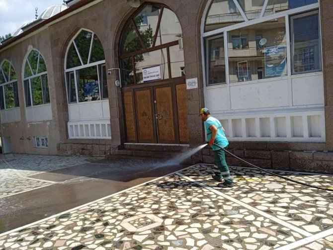 Keçiören’de Camiler Gül Kokuyor