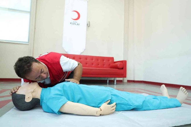 Kızılay İlk Yardım Kahramanları Yetiştiriyor