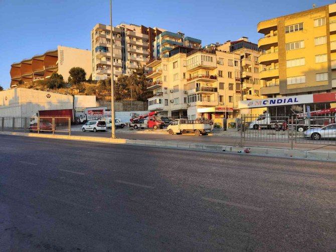 Kuşadası’nda On Gün Arayla Aynı Yerde İkinci Trafik Kazası: 3 Yaralı