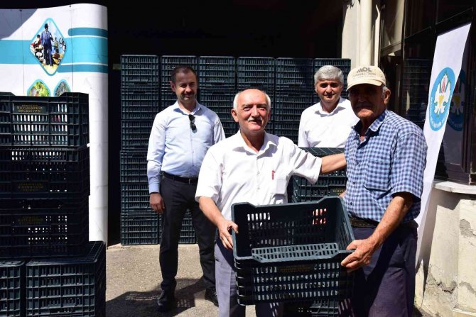 Salihli’deki Üreticilere 4 Bin 600 Adet Zeytin Kasası Dağıtıldı