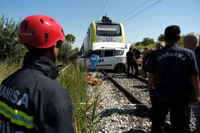 Manisa’da Trenin Çarptığı Aracın Sürücüsü Öldü