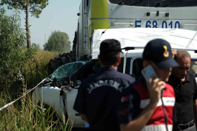 Manisa’da Trenin Çarptığı Aracın Sürücüsü Öldü