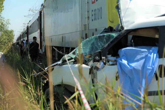Manisa’da Trenin Çarptığı Aracın Sürücüsü Öldü