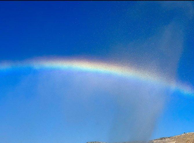 Tarım Sulama Borusu Patladı, Oluşan Gökkuşağı Görsel Şölen Oluşturdu