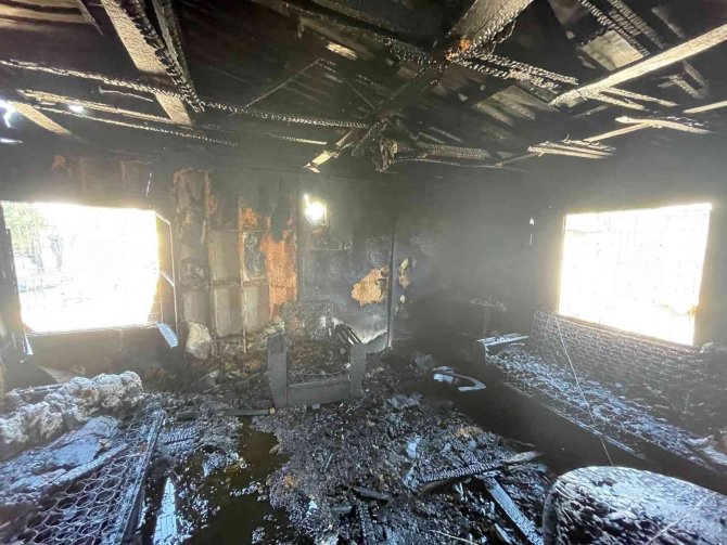 Tarsus’ta Çıkan Yangında Ev Kül Oldu