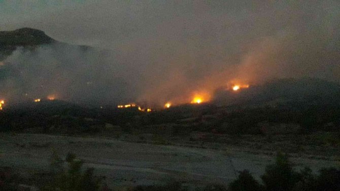 Muğla-denizli Sınırındaki Yangını Söndürme Çalışmaları Sürüyor
