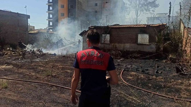 Bahçede Çıkan Yangın, Kullanılmayan 2 Evi Yaktı