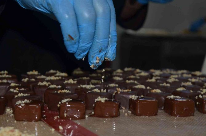 Bu Çikolatada Şeker Yerine Bal, Renklendirici Yerine Kuru Meyveler Kullanılıyor