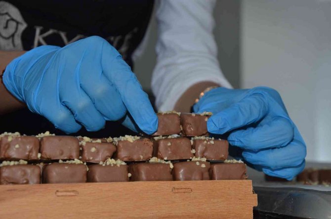 Bu Çikolatada Şeker Yerine Bal, Renklendirici Yerine Kuru Meyveler Kullanılıyor