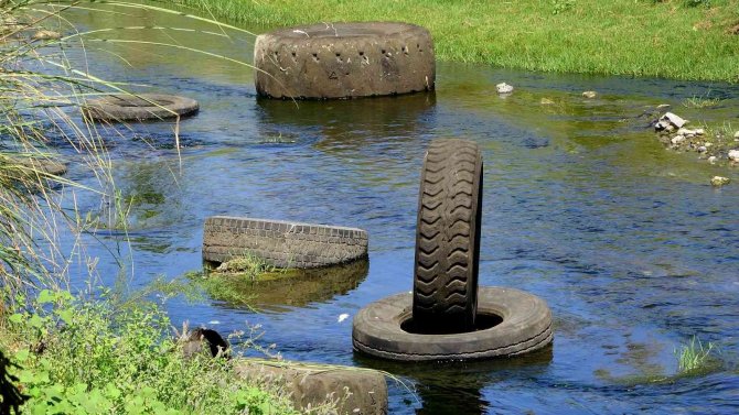 Osmaniye’de Dereye Atılan Onlarca Lastik Çevre Kirliliğine Neden Oldu