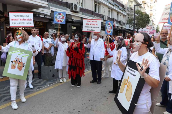 Sağlık Çalışanları Trampet Çalarak Sağlık İçin Yürüdü