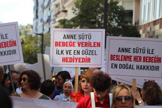 Sağlık Çalışanları Trampet Çalarak Sağlık İçin Yürüdü